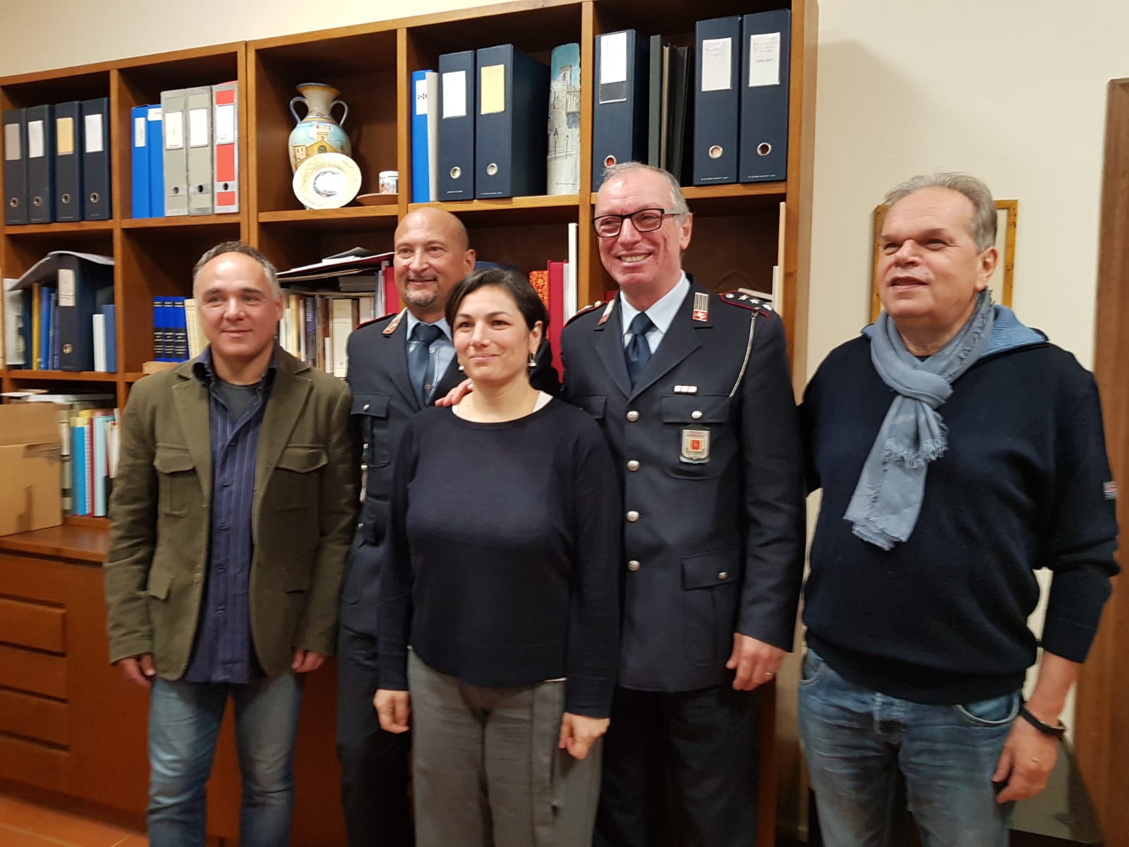 da sinistra, l'ispettore Rodolfo Ricò, il comandante della Polizia Municipale, Gioni Biagioni, l'assessore Rossella De Masi, l'ispettore Stefano Grossi, il sindaco Mauro Lorenzini