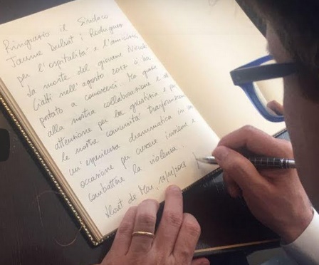 Il Sindaco Dario Nardella firma il libro degli ospiti della citt di Lloret de Mar