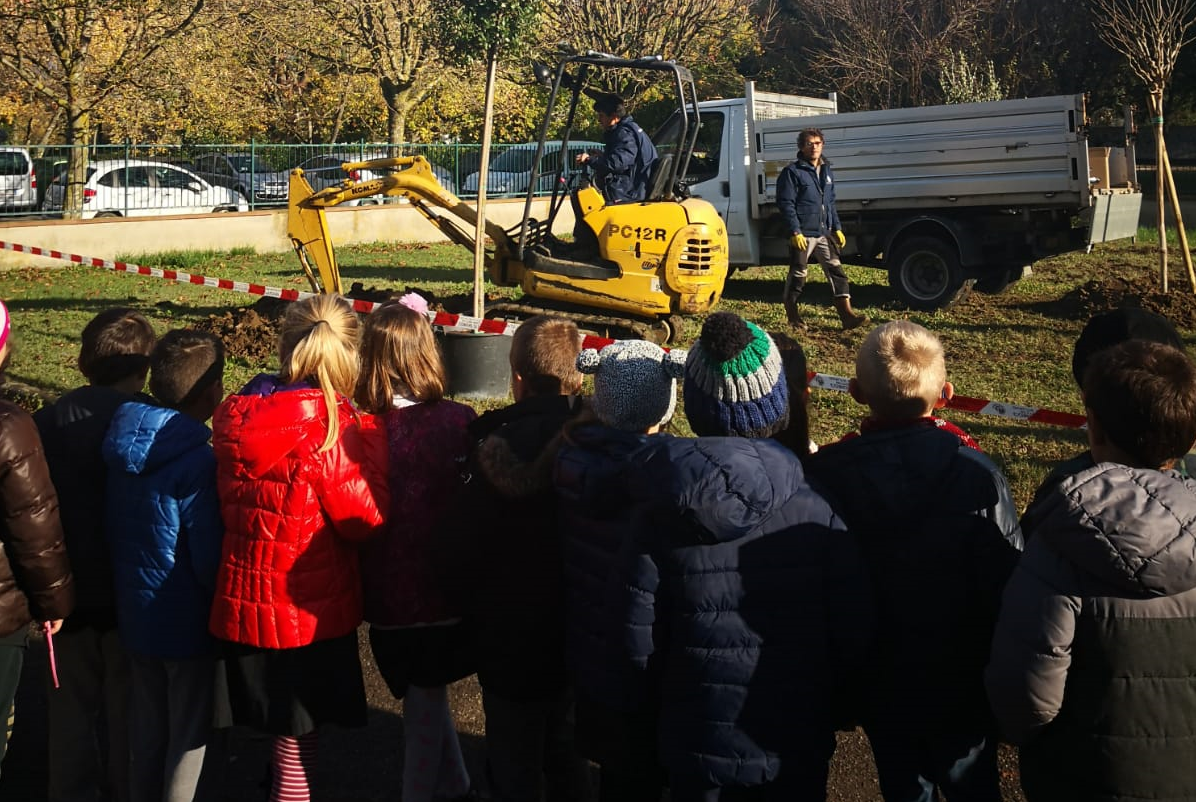Nuove piante nel giardino dell'asilo Girandola, ecco gli alberi per i bambini nati nel 2017 