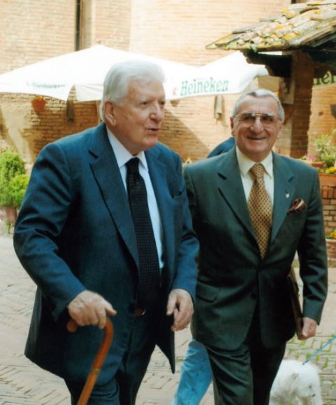 Mauro Pampaloni  con il senatore Sergio Zavoli durante un edizione del premio Boccaccio - foto di Giancarlo Bartalini