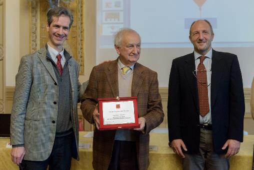 Enrico Giusti con il premio Pianeta Galileo 2018
