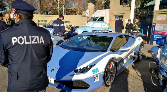 Lamborghini della Polizia all'ospedale Meyer