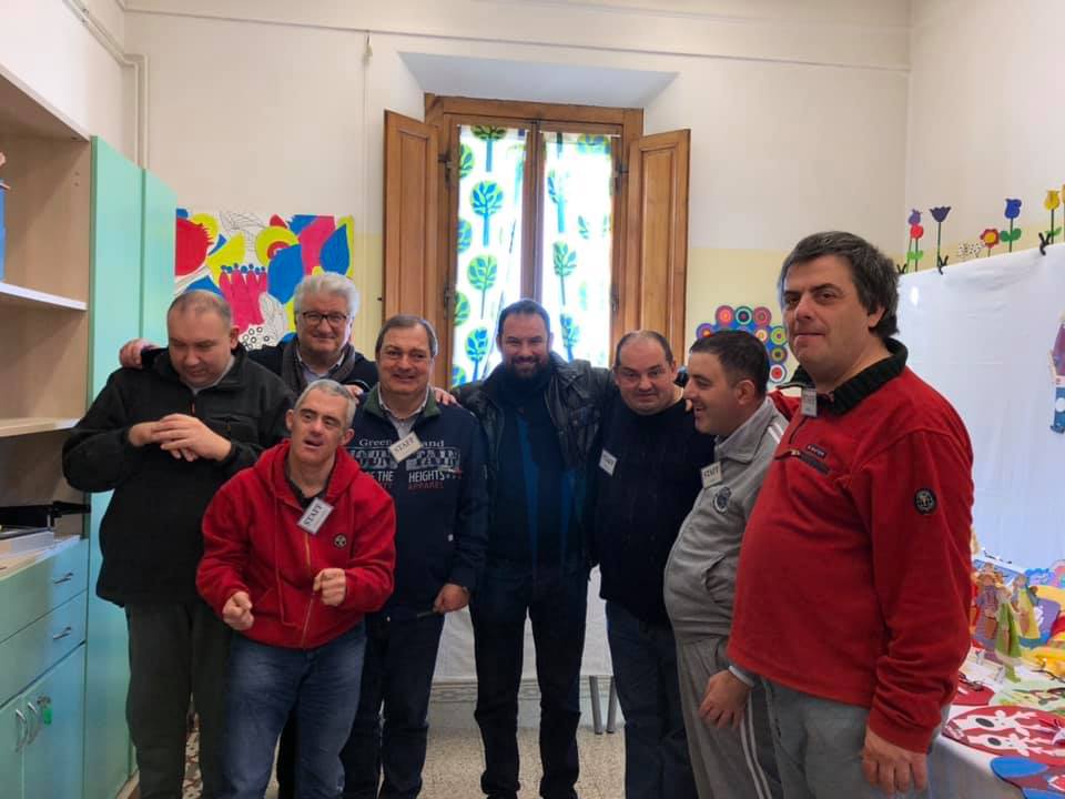 Il Sindaco Falorni e l'Assessore Tafi con i ragazzi di "Villa Balli"