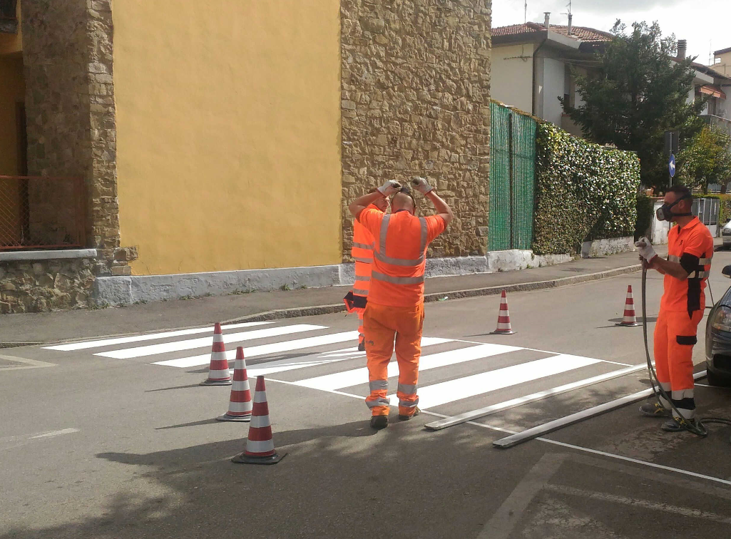 Strisce pedonali e segnaletica, lavori in tutti i quartieri 