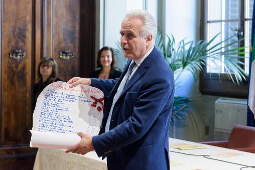 Il presidente Giani riceve la pergamena