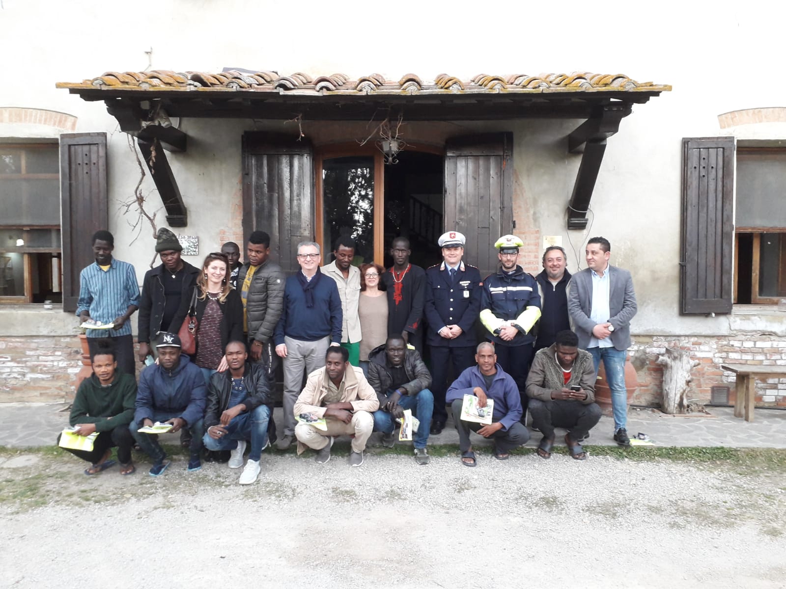 GLI OSPITI DI CASA BASSA CON OPERATORI DELA COOPERATIVA E IL COMANDANTE DI PM MIGLIORINI 