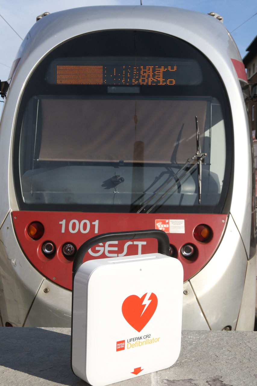Un defibrillatore a ogni fermata del tram