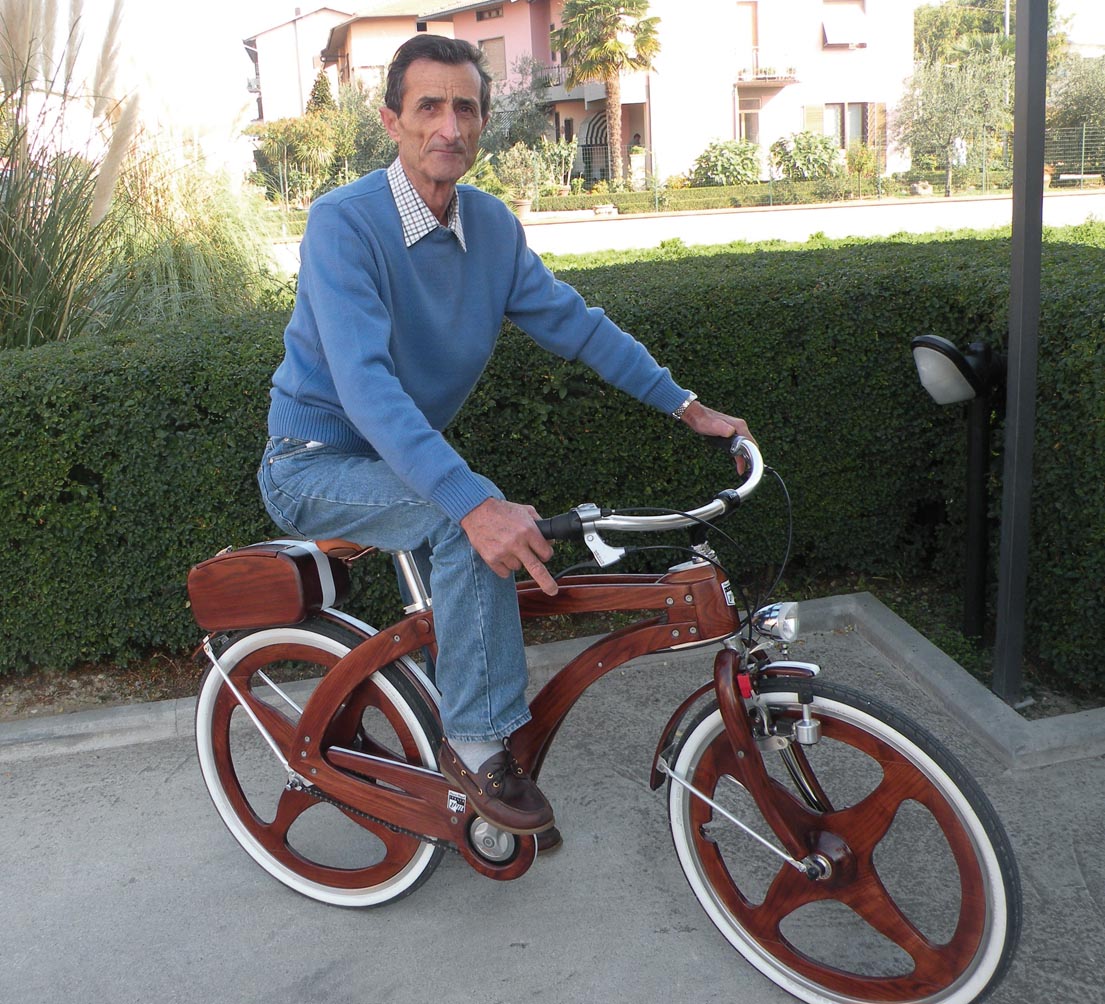 Vinicio Magni su una della sue biciclette di legno foto di Giancarlo Zampini