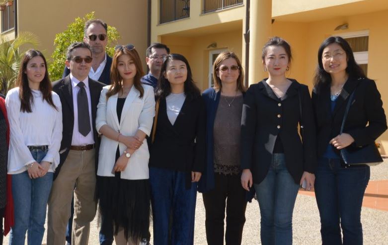 Una parte della delegazione cinese in visita a Pistoia (foto da comunicato)