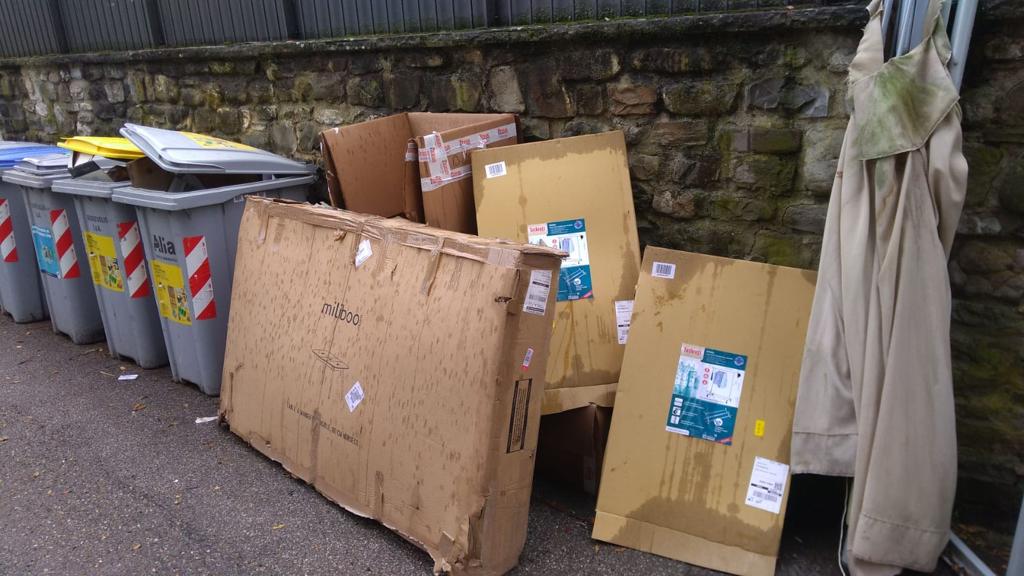  cartoni di un trasloco accanto ai cassonetti