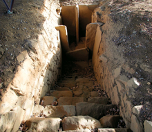 Prato Rosello: ingresso tumulo C (fontefotoParcoArcheologicoCarmignano) 