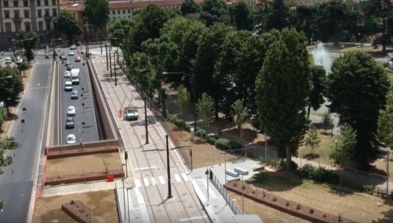 La tramvia nei pressi della Fortezza da Basso a Firenze