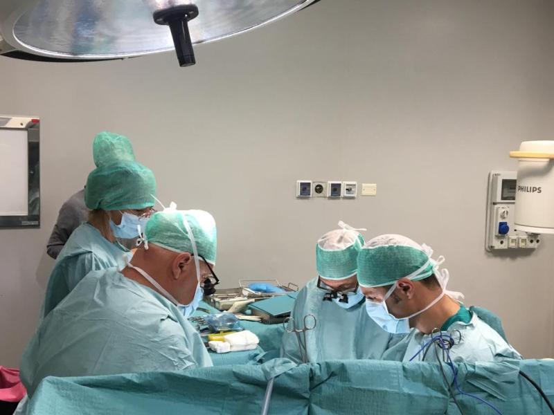 Chirurgia della mano sala operatoria équipe al lavoro