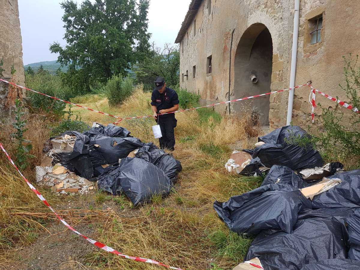 Rifiuti speciali abbandonati nel Comune di Borgo San Lorenzo (fonte foto comunicato stampa)