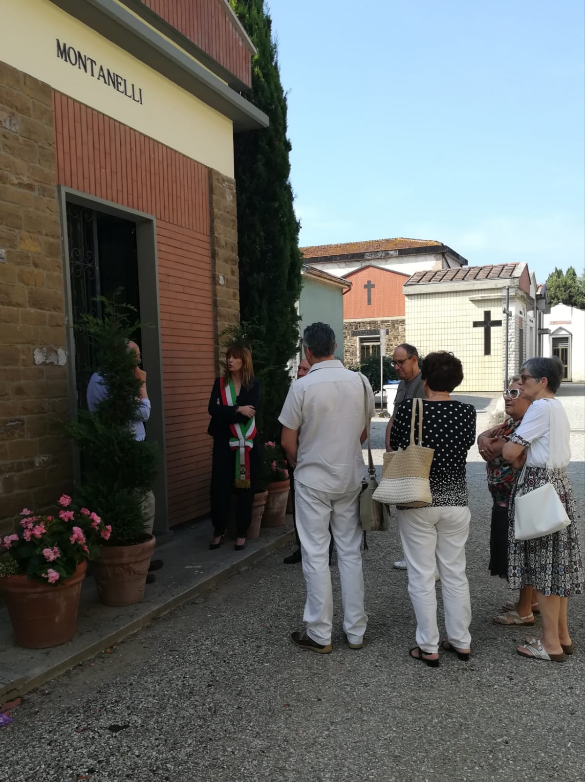 Autorità e cittadini presenti alla commemorazione di Indro Montanelli ( foto da comunicato)