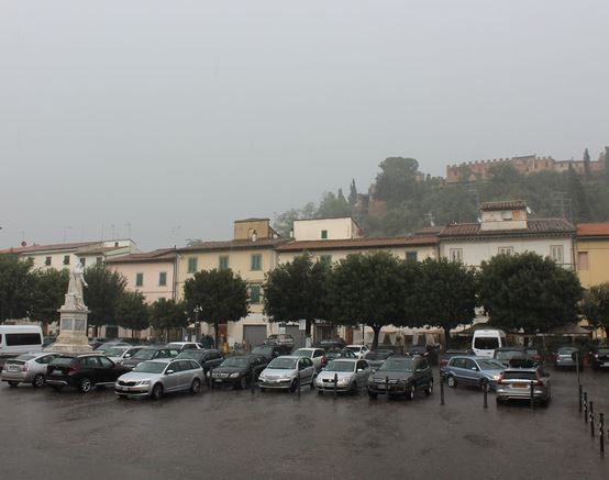 Pioggia in Piazza Boccaccio a Certaldo