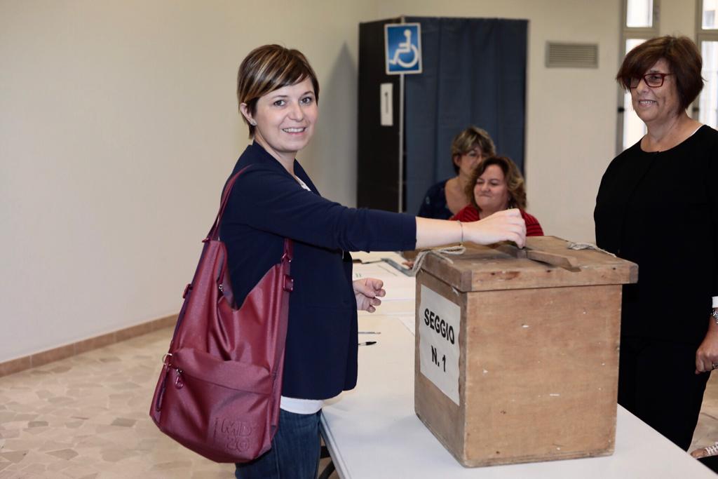 Il sindaco Brenda Barnini vota al seggio di Empoli