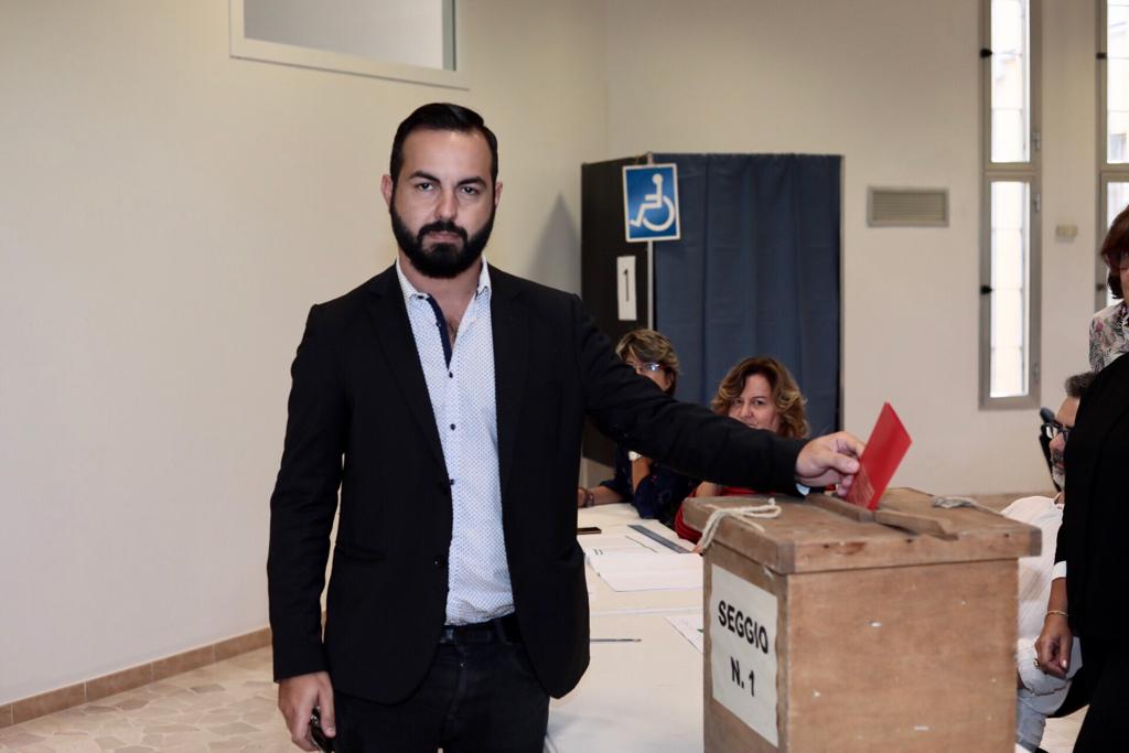 Il sindaco di Certaldo Giacomo Cucini vota al seggio di Empoli
