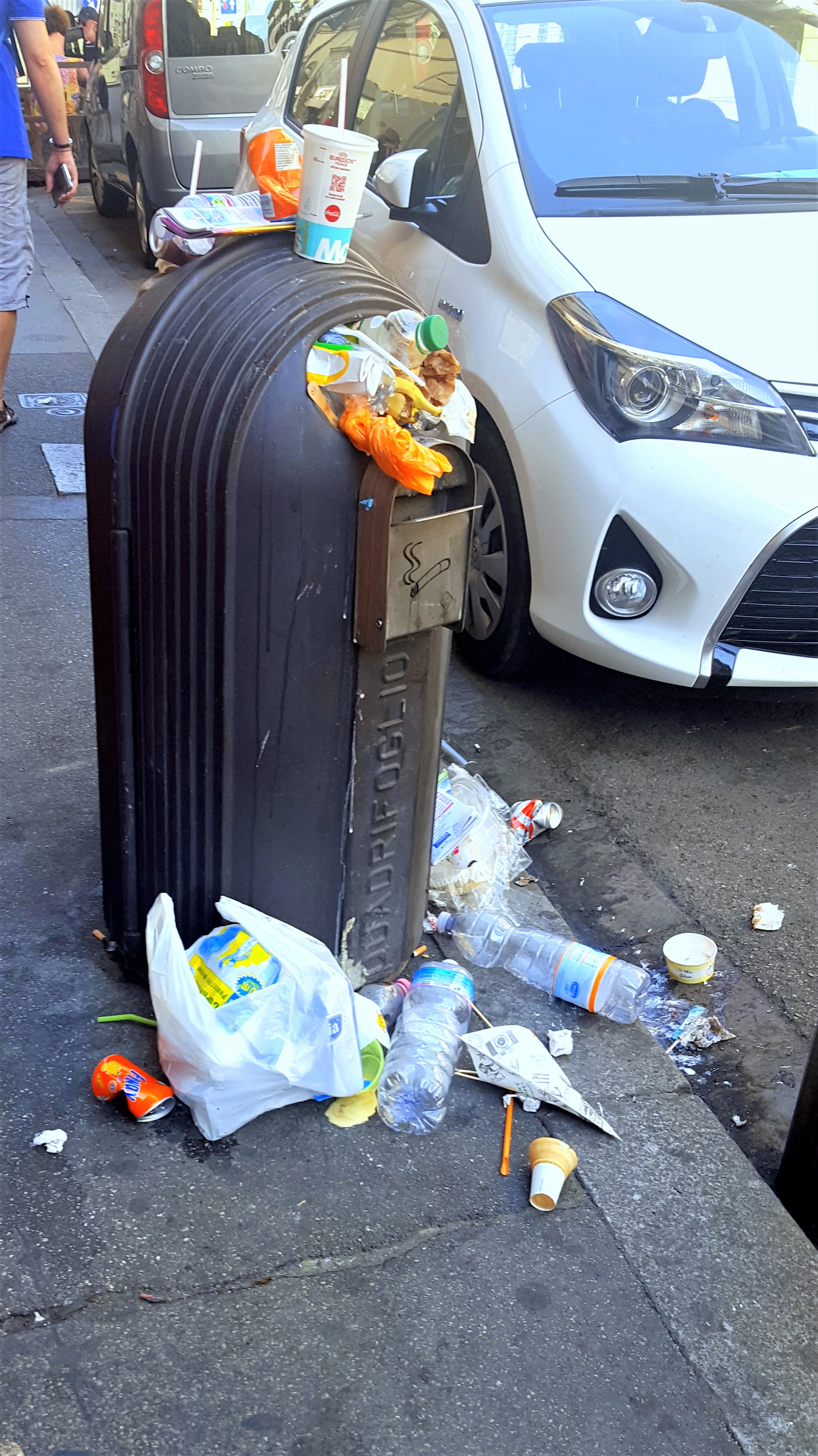 Abbandona i rifiuti, ma viene rintracciato (foto Antonello Serino MET)