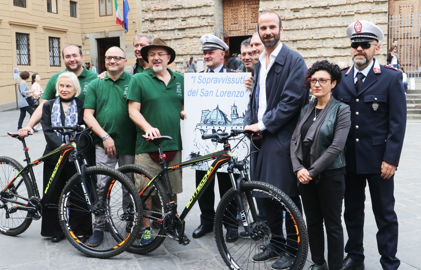 Associazione I sopravvissuti di San Lorenzo consegna 3 mountain bike alla polizia 