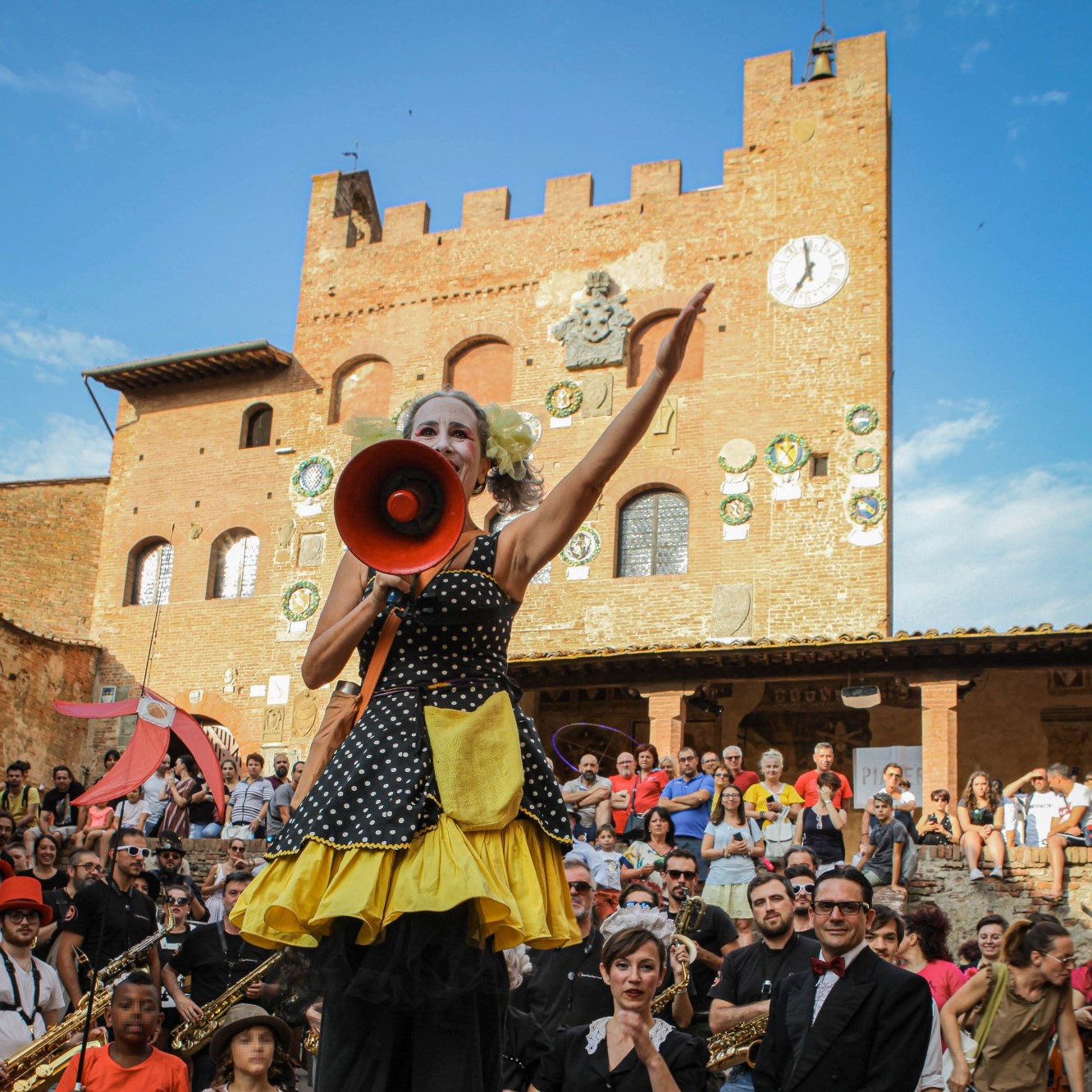 Mercantia 2019 - grande parata artisti in omaggio a Barnelli- foto di Marcello Senesi 