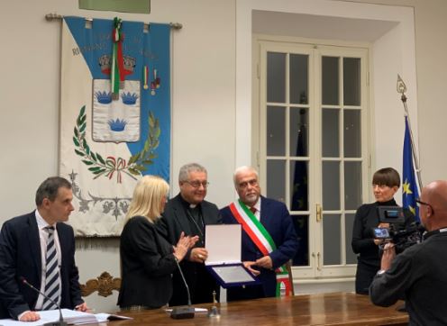 il Vescovo Giovanni Nerbini premiato con Le Tre Corone d'Oro