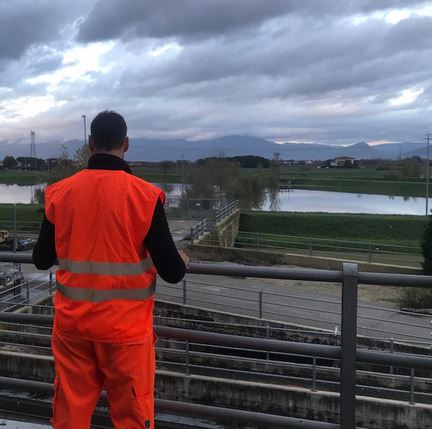 Tecnico al lavoro in un impianto consortile