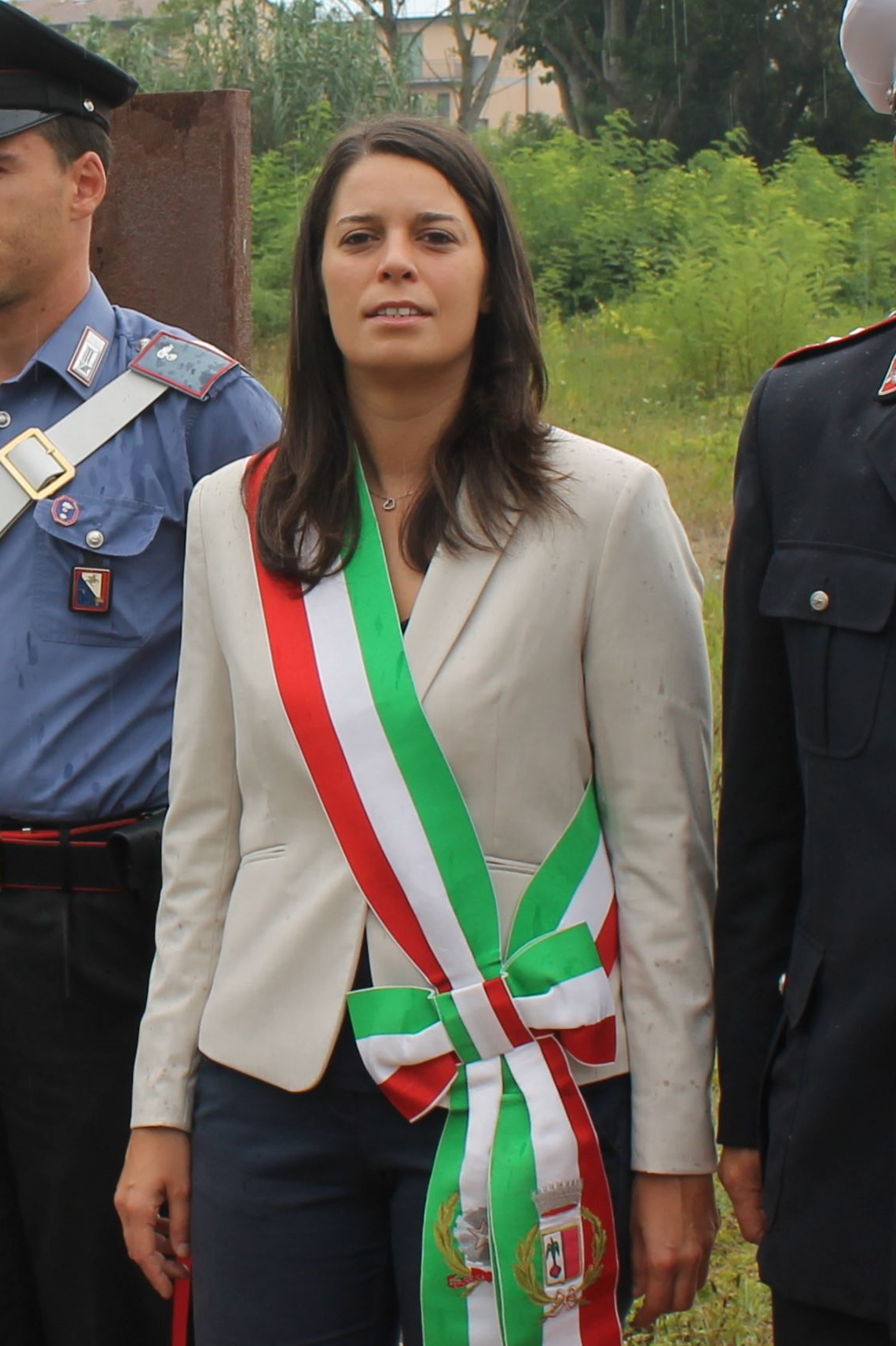 Assessore Clara Conforti di fronte alla targa che dedica al Generale Carlo Alberto Dalla Chiesa l’omonima strada (Foto da comunicato)