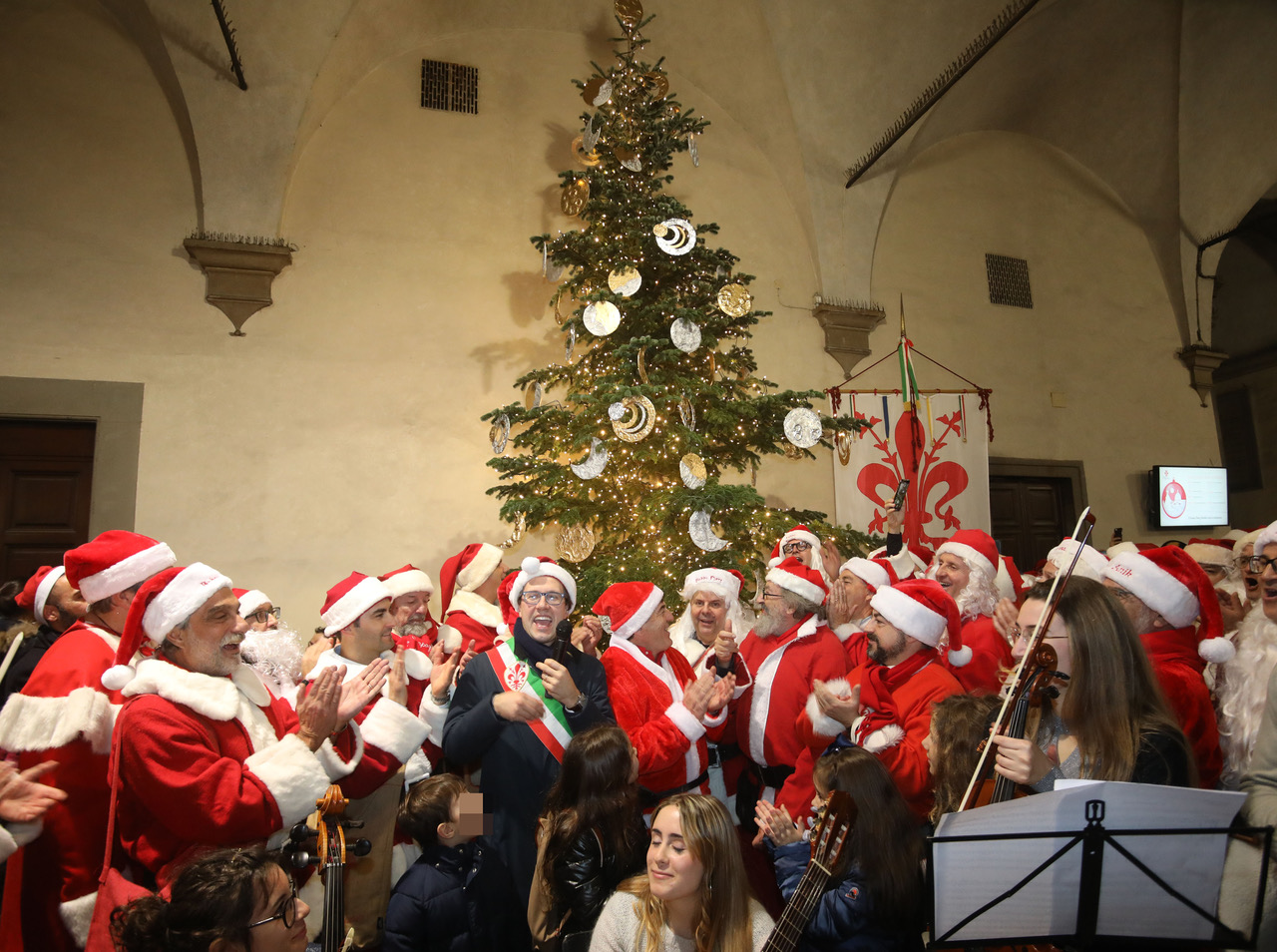 Nardella con la Compagnia dei Babbi Natale in Palazzo Vecchio