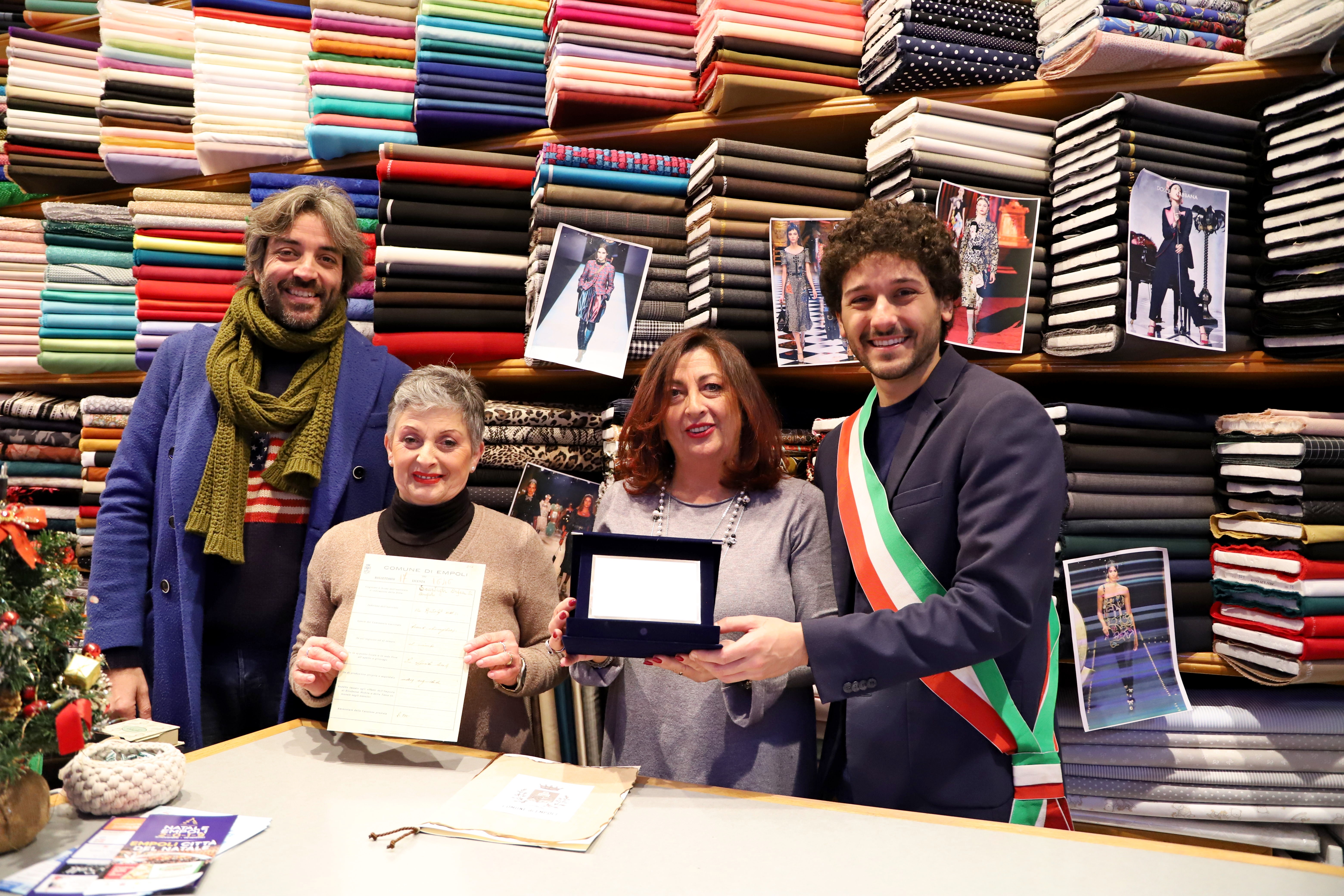 Targa e licenza di inizio attività per uno dei negozi storici del centro di Empoli (Foto da comunicato)