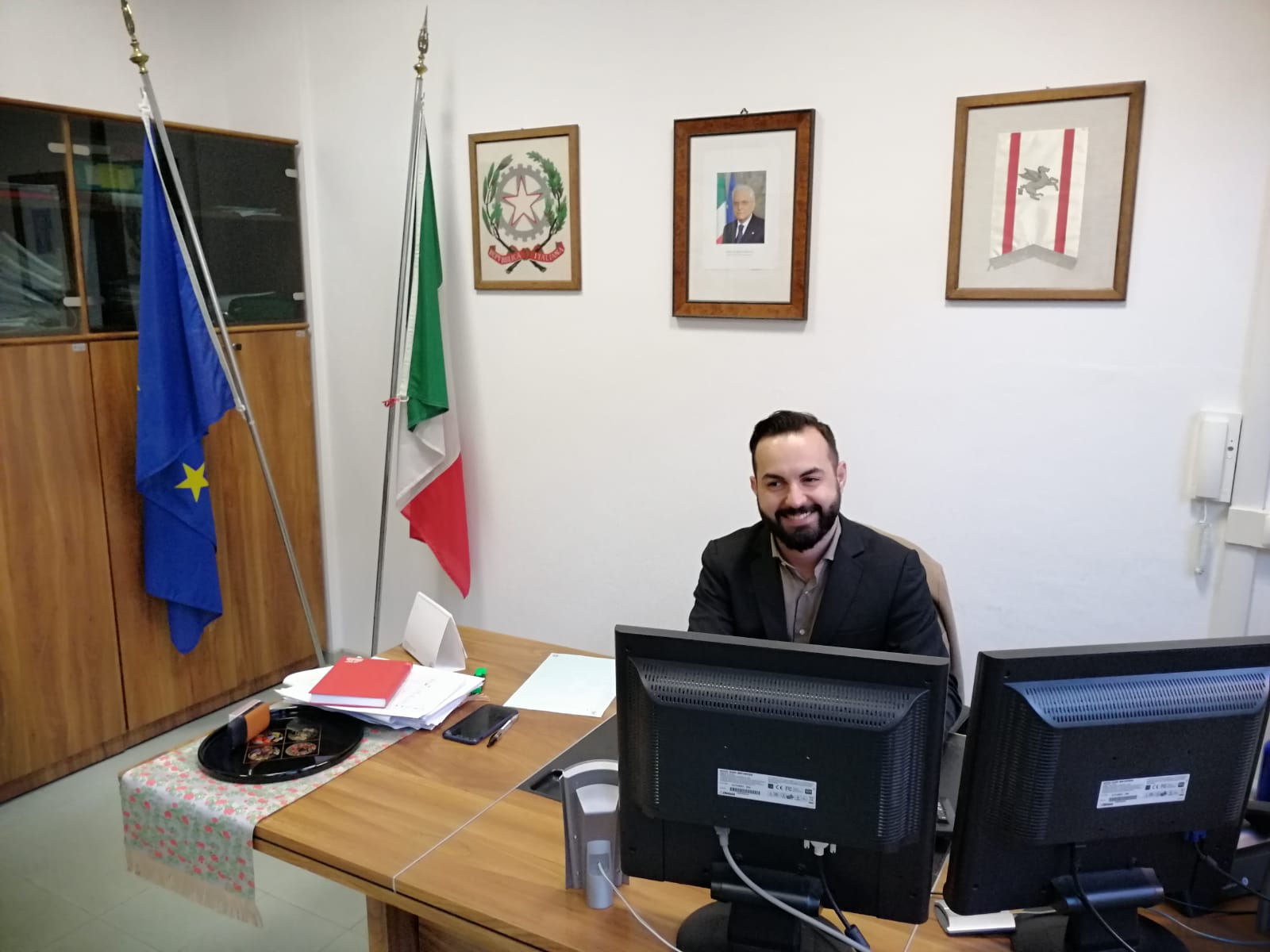 Il sindaco nel suo ufficio provvisorio di Borgo Garibaldi 37, primo piano, ricavato negli uffici già in uso all'ufficio tecnico