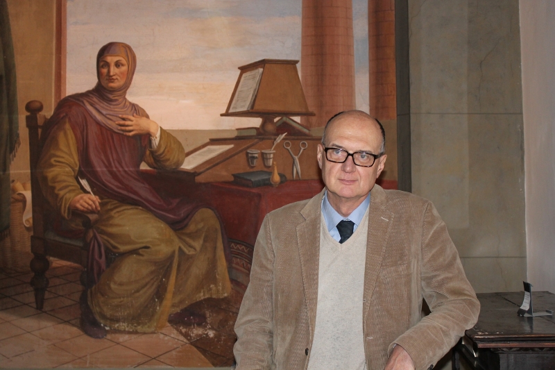 Stefano Zamponi di fronte all'affresco raffigurante Boccaccio opera di Pietro Benvenuti nella Casa di Boccaccio 