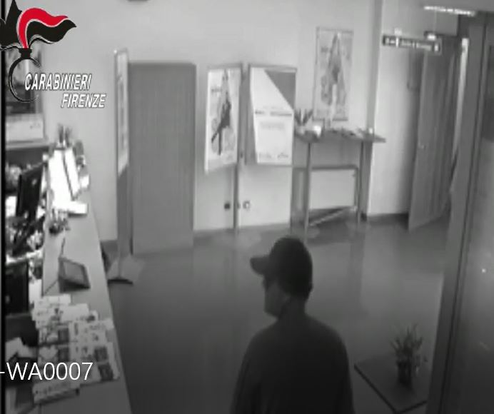 Il rapinatore ripreso dalle telecamere all'interno della banca di Figline