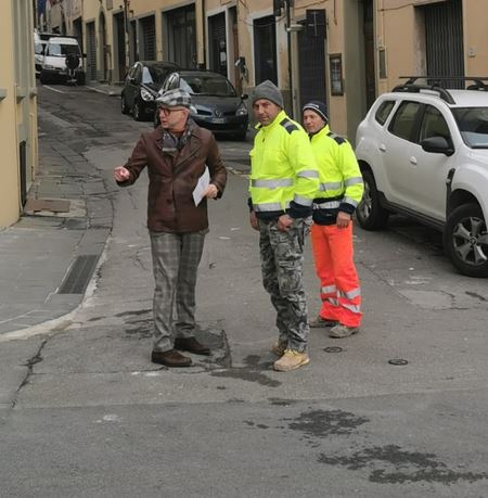 Il sindaco spinelli durante un sopralluogo sull'area interessata dai lavori
