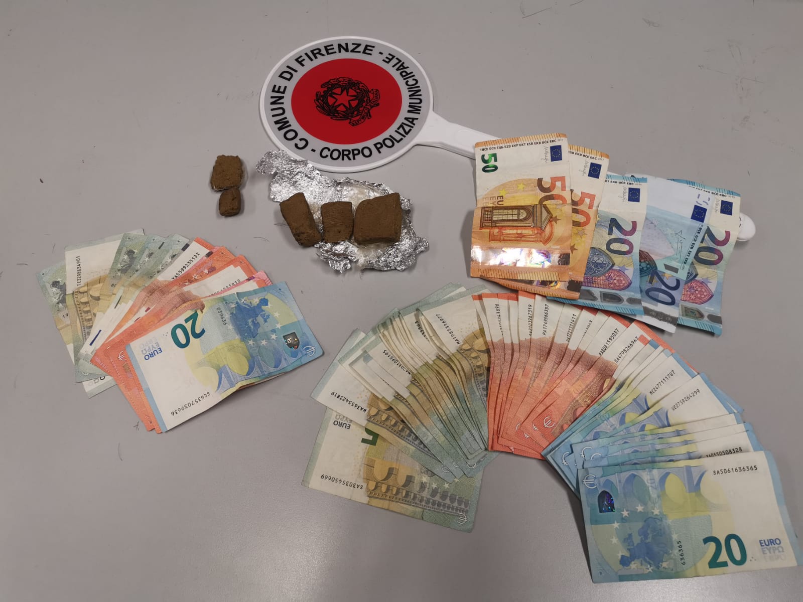 Droga e denaro sequestrati dalla Polizia Municipale di Firenze
