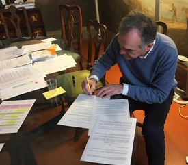 Il presidente Rossi firma la nuova ordinanza (foto sito Regione Toscana)
