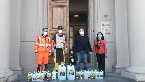 La comunità cinese dona al Comune disinfettante e mascherine