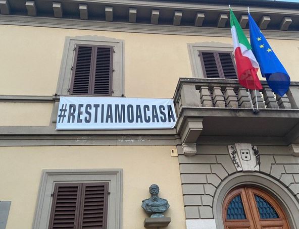 Striscione #RESTIAMOACASA sul Palazzo Comunale di Rignano sull'Arno