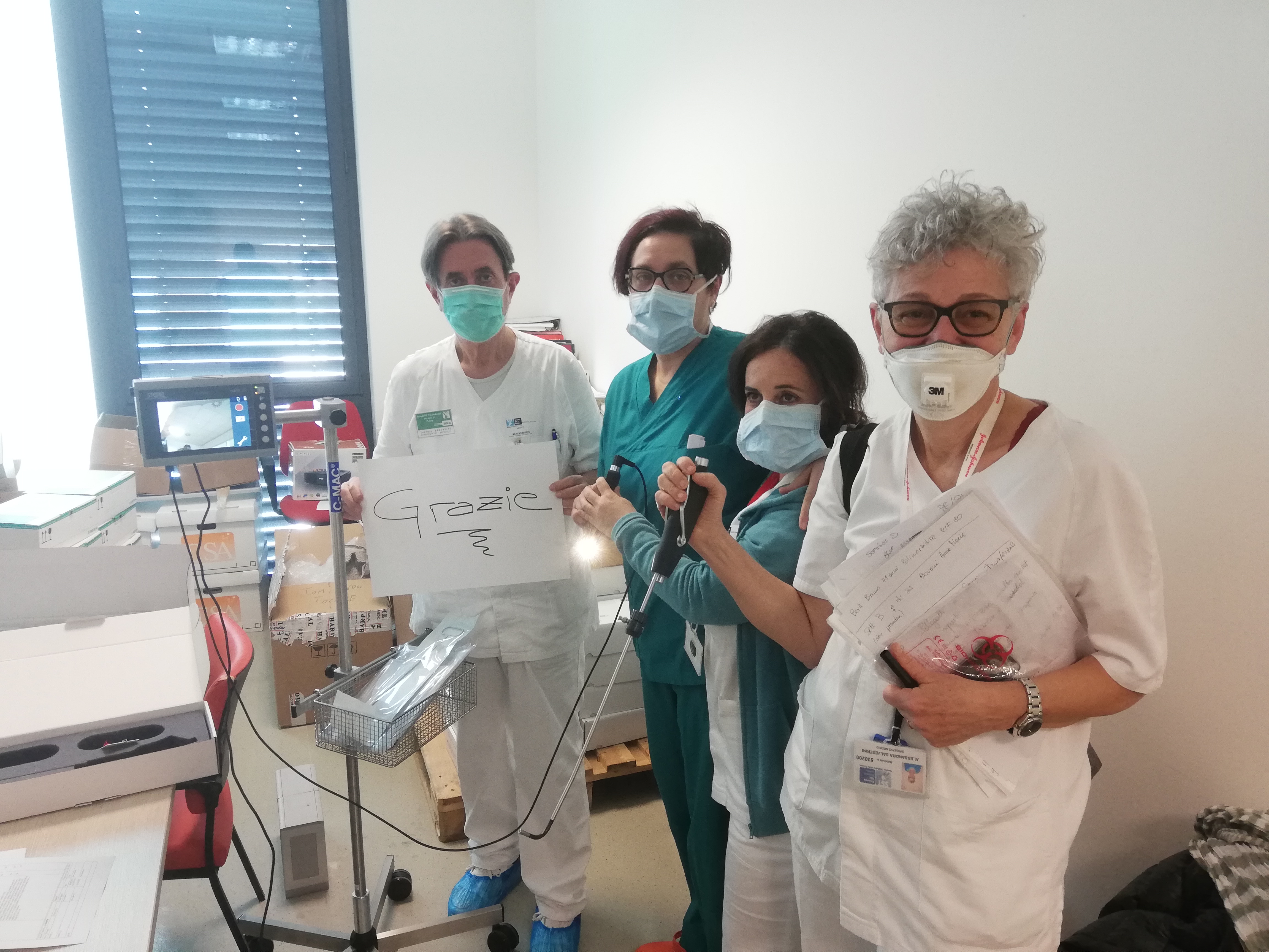 Il Dr. Barontini direttore terapia intensiva e alcuni medici (Foto da comunicato)