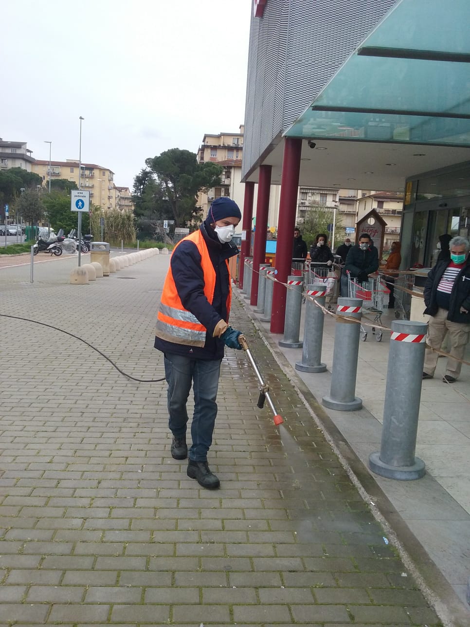 Un intervento di sanificazione davanti ad un supermercato (Foto da comunicato)