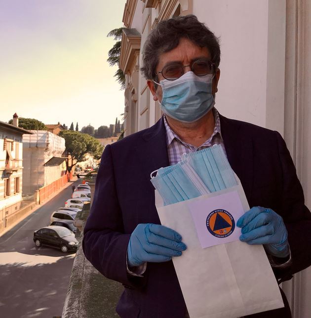 Il sindaco Fossi con le prime mascherine in distribuzione a Signa