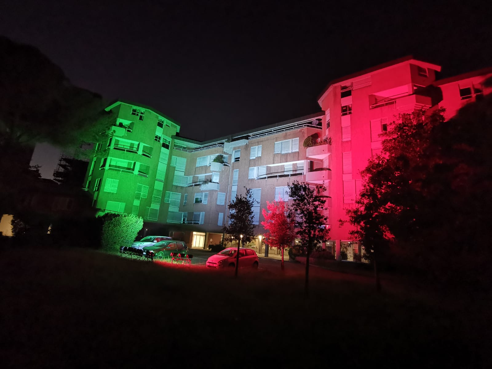 Sede Enel Lungarno Colombo illuminata con il tricolore (Foto da comunicato)