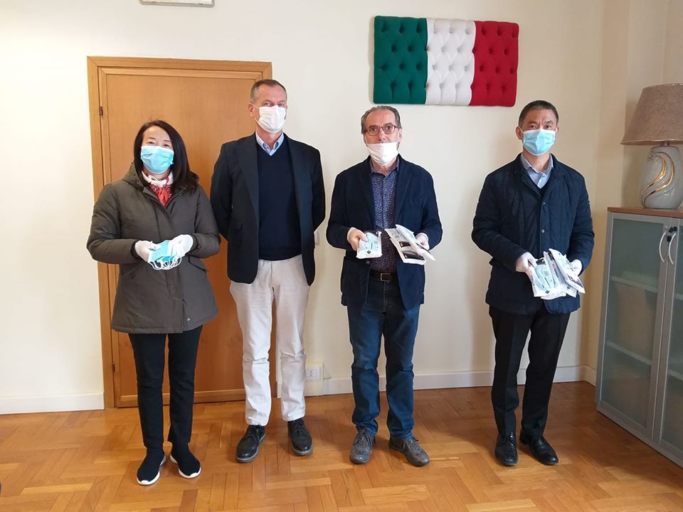 donazione mascherine da parte di Zhou Jincao e Hu Cuie