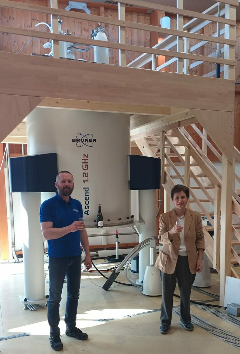 Lucia Banci (a destra) con la NMR a installazione completata (Foto da comunicato)