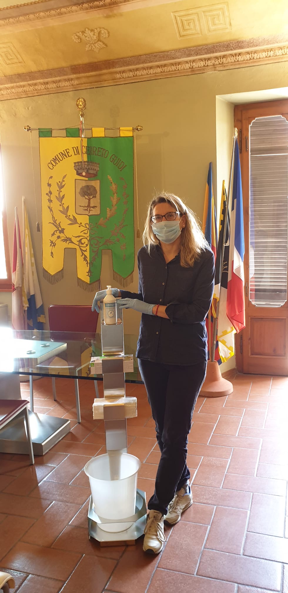 Il Sindaco Simona Rossetti con il dispenser donato (Foto da comunicato)