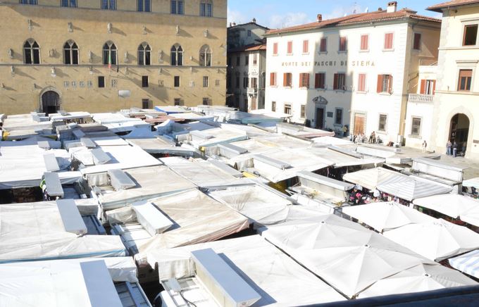 Mercato in Piazza Duomo a Pistoia
