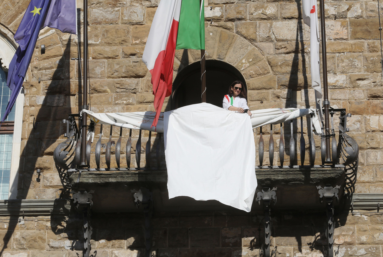 Lenzuolo bianco esposto a Palazzo Vecchio in commemorazione della strage di Capaci