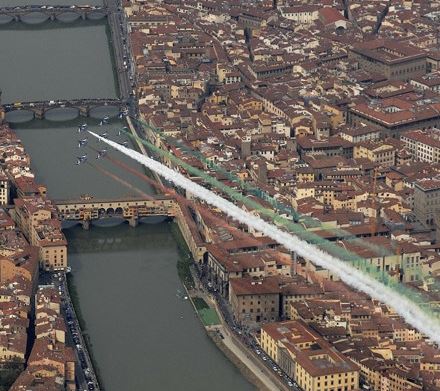 Frecce Tricolori in volo sopra Firenze