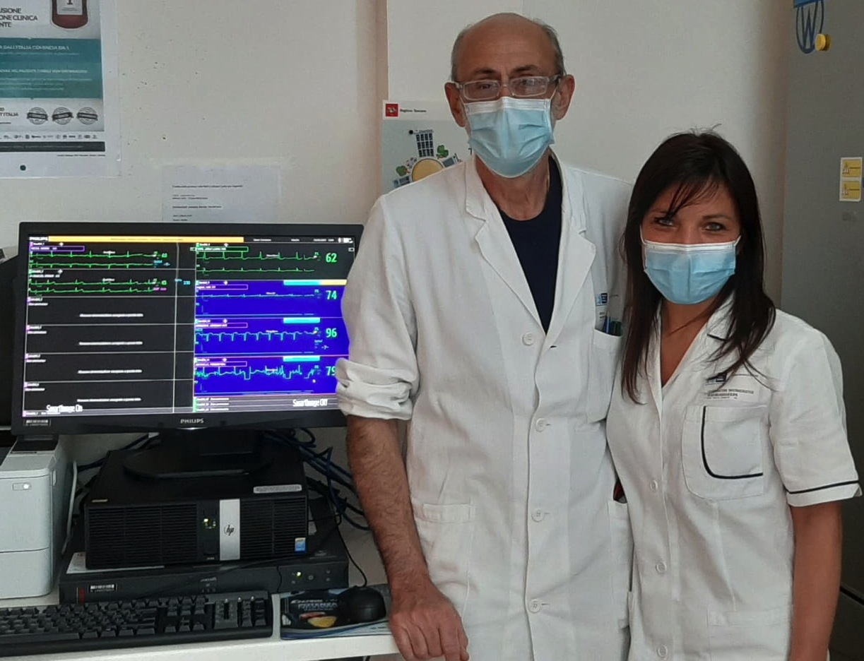 La coordinatrice Cunti e il dottor Nenci accanto ai monitor di telemetria (Foto da comunicato)