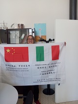 Teli arrivati dalla Cina con le bandiere cinesi e italiana